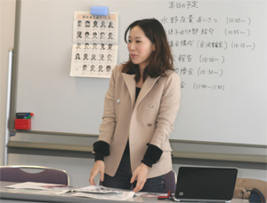 議会報告会であいさつする我孫子市議会議員水野ゆうき