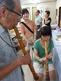 尺八に挑戦するひかりちゃん