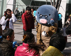 はやくも子どもたちに人気のうなきちさん