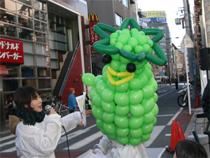 大きなカッパのバルーンアートに子どもも大喜び