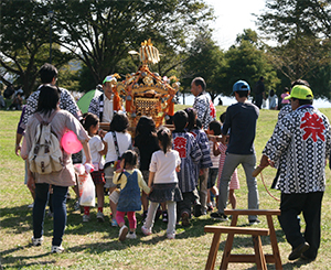 お神輿と子ども