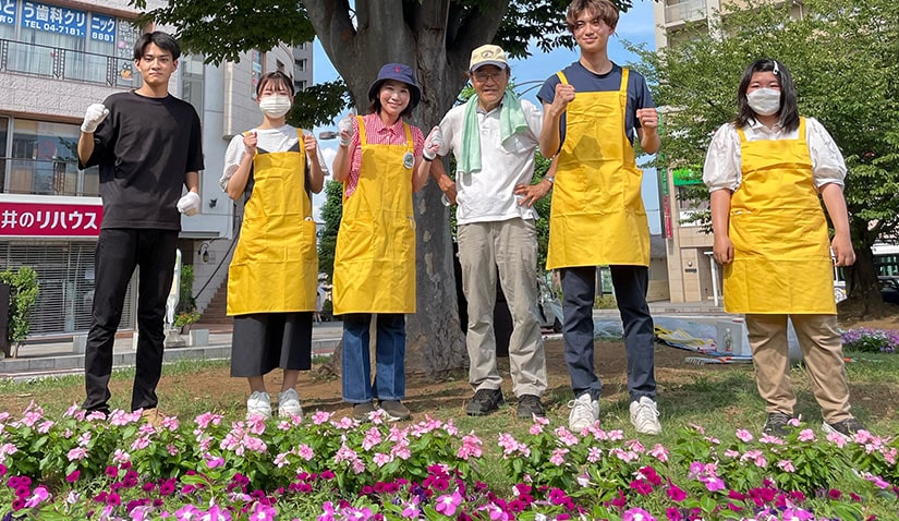 インターン生と花壇の整備