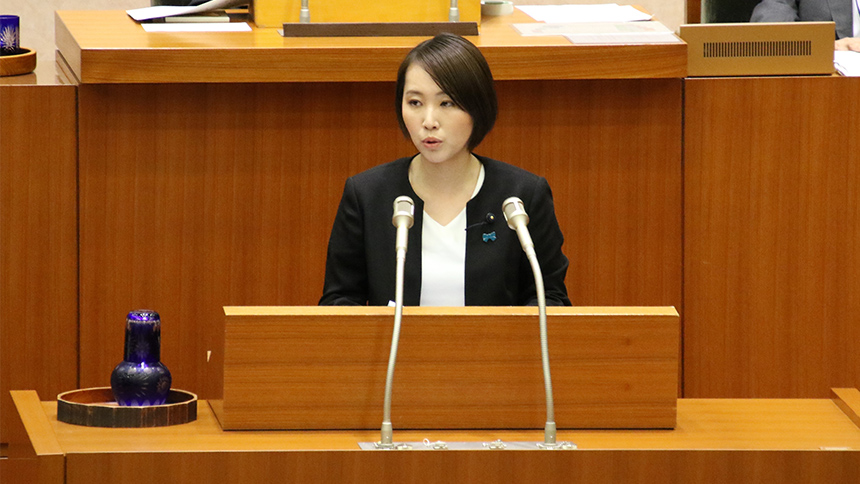 議会で一般質問する水野ゆうき